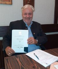 8. Dr. Arno Grau wurde mit der goldenen Verdienstnadel des DMYV ausgezeichnet